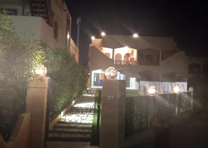 Halfmoon House- Fully Air-Conditioned- مكيف بالكامل